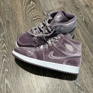 Air Jordan purple suede mid size 10 new